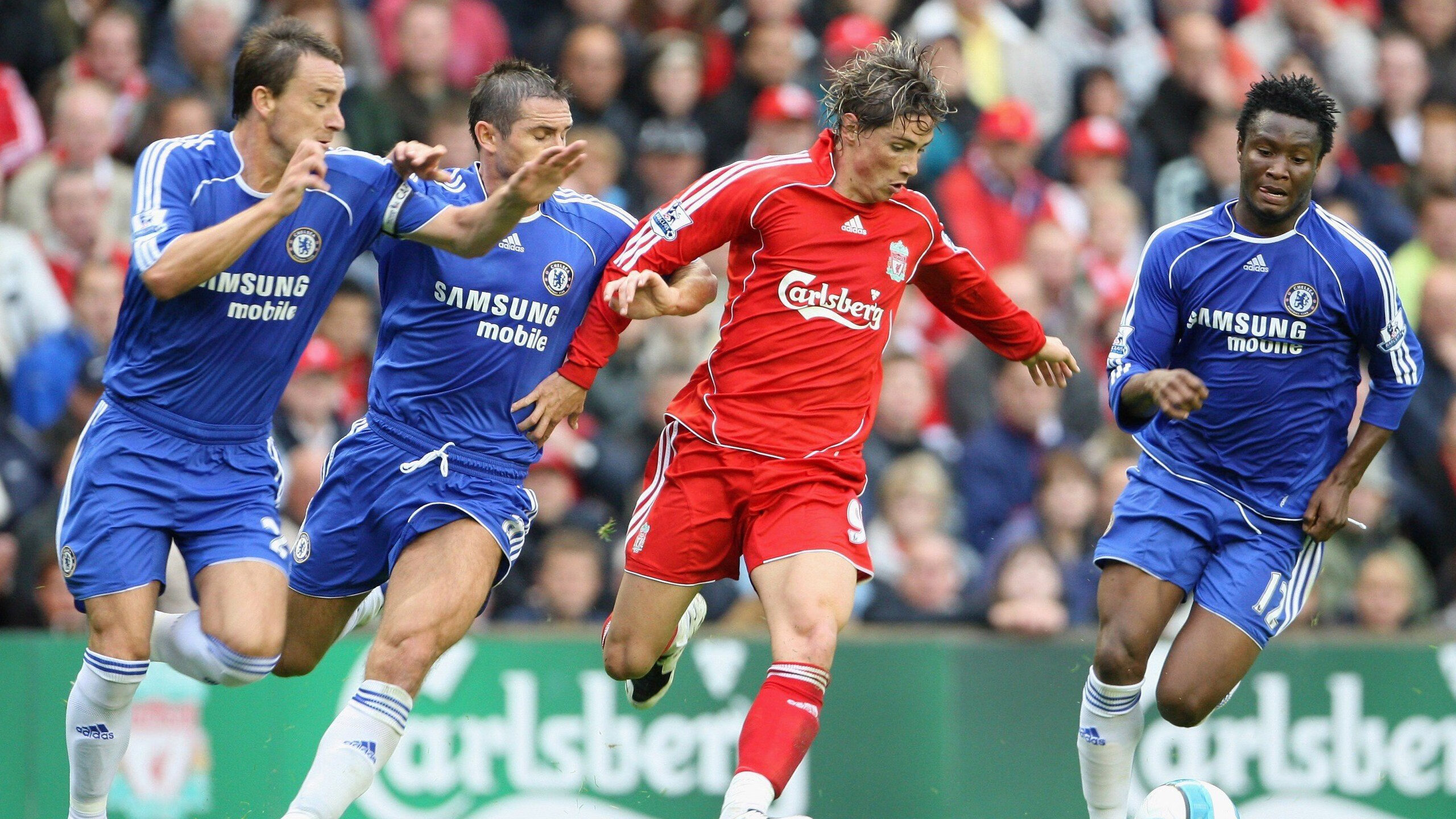 “英超榜首大战火爆上演，两强鏖战不分胜负”，英超争4