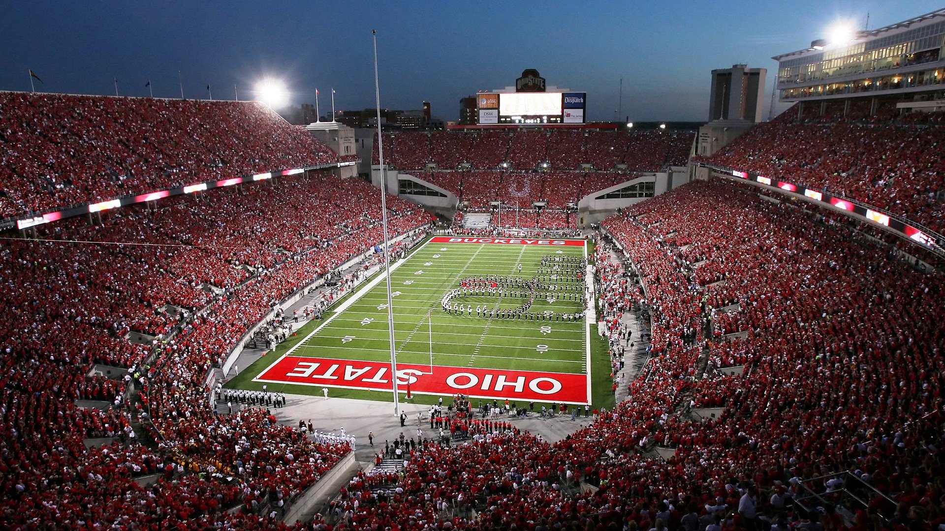 “英超激战：强队逐步锁定欧冠席位”，英超竞争激烈